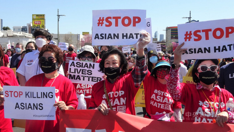洛杉磯韓國城27日數百人集結，抗議過去一年增多的仇恨亞裔事件。   圖/中央社