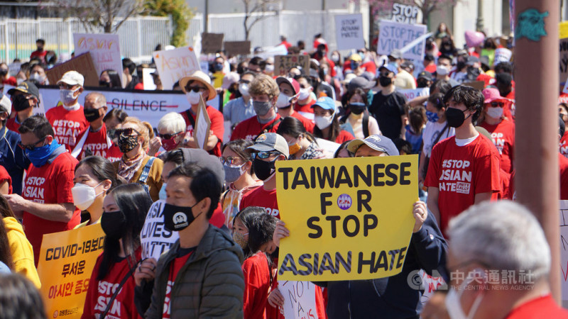 亞特蘭大槍擊案後，洛杉磯韓國城27日數百人上街遊行，反對仇恨亞裔。台灣僑民吳兆峯（Ken Wu）說，30多年來第一次看到亞裔大團結。   圖/中央社