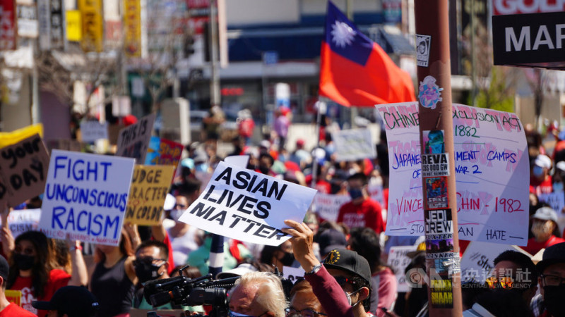 洛杉磯韓國城27日舉行反對仇恨亞裔的遊行，台灣僑民參與其中，有人帶來中華民國國旗。   圖/中央社