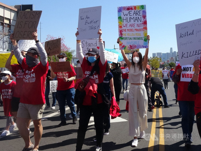 洛杉磯韓國城27日數百人集結，抗議仇恨亞裔事件增多。年輕人手拿標語為亞裔發聲，反對不人道標籤。   圖/中央社