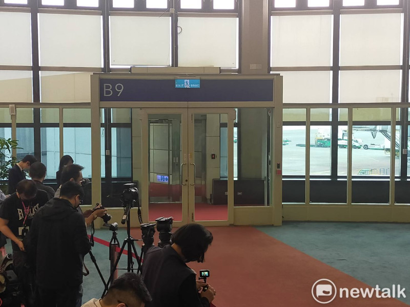 帛琉總統惠恕仁訪台，外交部安排依照國賓禮遇通關，國內各家媒體在桃園機場國賓門入關處等待。   圖：林昀真/攝
