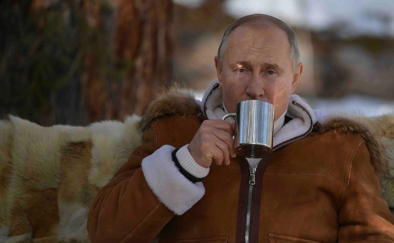 克里姆林宮釋出俄羅斯總統普丁（Vladimir Putin）於森林遊憩的系列寫真。   圖：翻攝自KremlinRussia推特