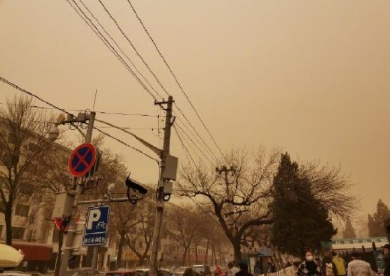 中國北京今日再迎沙塵暴來襲，中央氣象台發布黃色預警，北京市生態環境監測中心指出，北京市今早7時PM10濃度均值為2000微克每立方米以上，達6級嚴重空氣污染。   圖：翻攝自微博