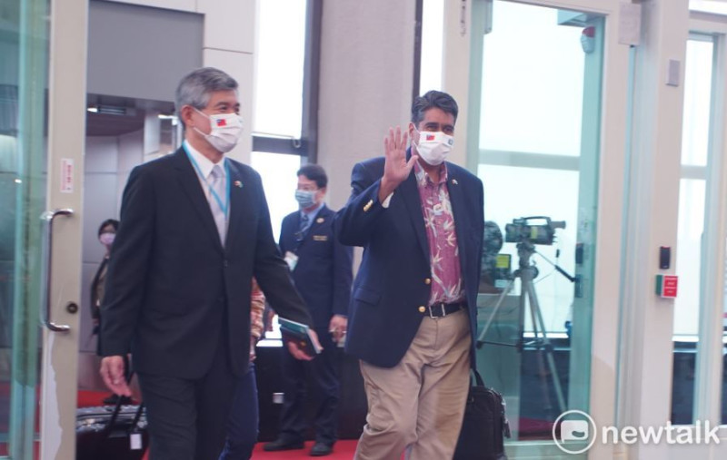 帛琉總統惠恕仁(右)步出登機門時開心向接待人員揮手問好。   圖：林昀真/攝