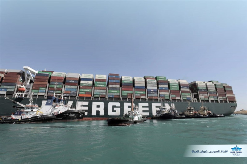 長榮海運貨櫃輪在蘇伊士運河受困超過6日，從伊朗開往敘利亞、運送燃料及石油的貨船也被堵在運河外，加劇敘利亞的燃料短缺困境。   圖：取自facebook.com/SuezCanalAuthorityEG（資料照片）