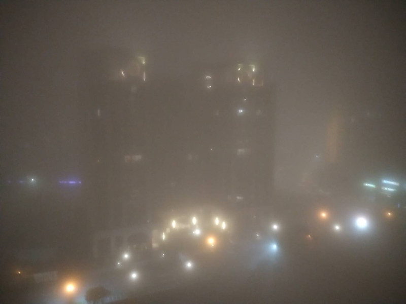 桃園市28日晚間濃霧來襲，市區一片霧茫茫，能見度不到200公尺，市長鄭文燦提醒市民注意行車安全。   圖：翻攝自鄭文燦臉書
