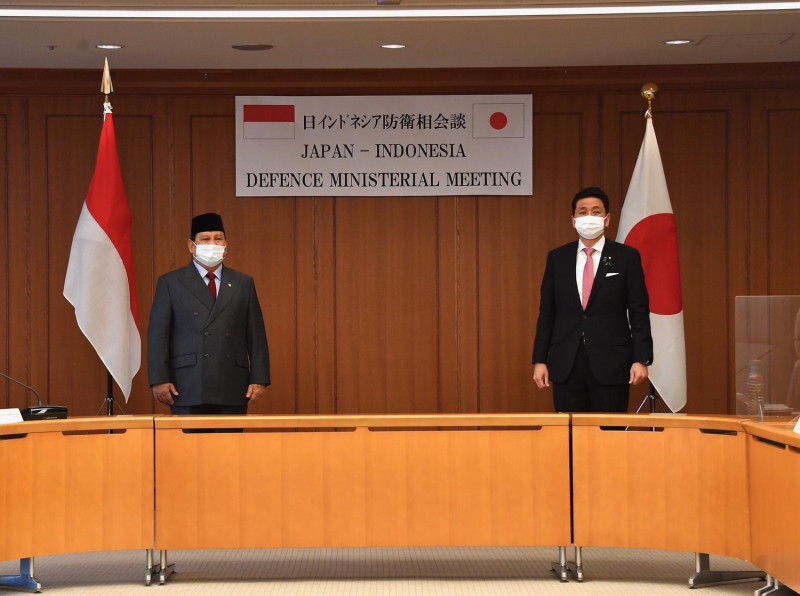 印尼國防部長普拉伯沃（左）訪問日本，28日與日本防衛大臣岸信夫會談，雙方都對中國在南海的軍事擴張表達憂慮。   圖：翻攝自防衛省‧自衛隊推特