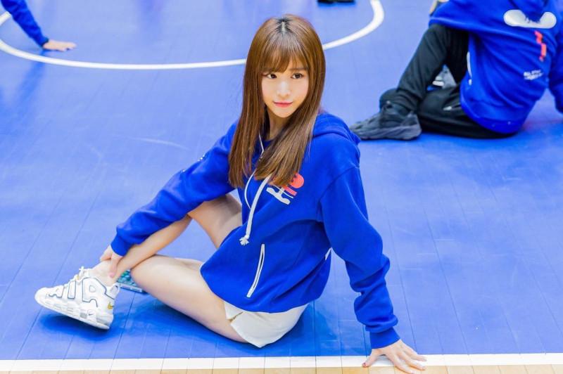 孟潔是中華職棒啦啦隊「Rakuten Girls」樂天女孩人氣成員，近年她從啦啦隊轉戰演藝圈。   圖：翻攝自孟潔FB