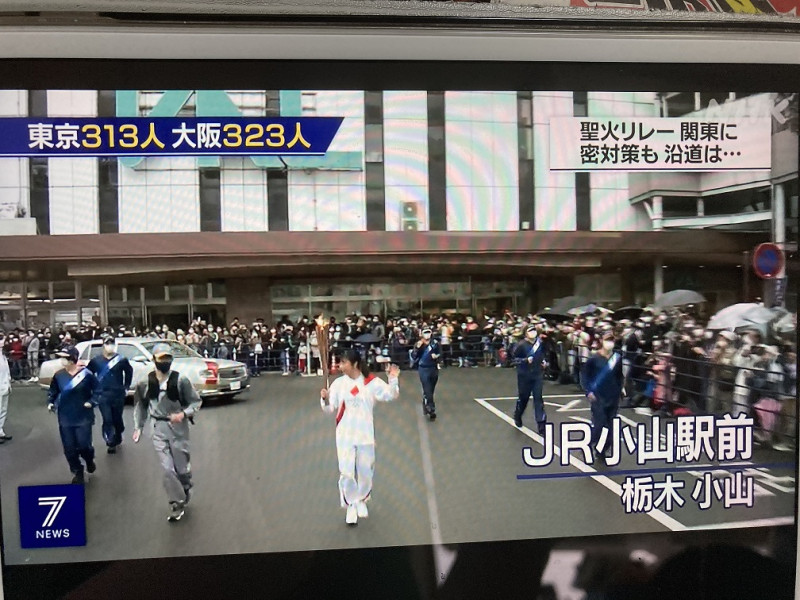 日本各地感染再度大爆發時還大搞聖火傳遞遊行，等於傳播病毒，犧牲公衛。 圖：翻攝自NHK新聞