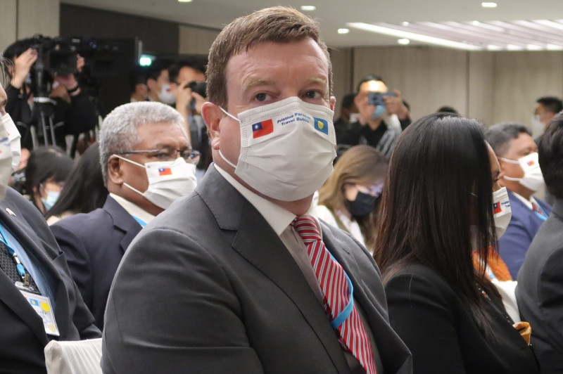 美國駐帛琉大使倪約翰（H.E. Amb. John Hennessey-Niland）戴著口罩上面有清楚的帛琉與台灣國旗   圖：林朝億/攝