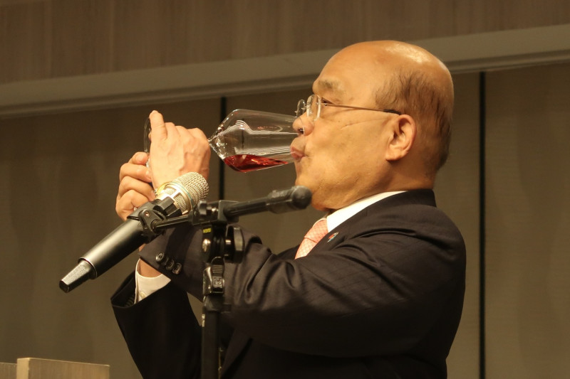 行政院長蘇貞昌舉杯敬酒。   圖：林朝億/攝
