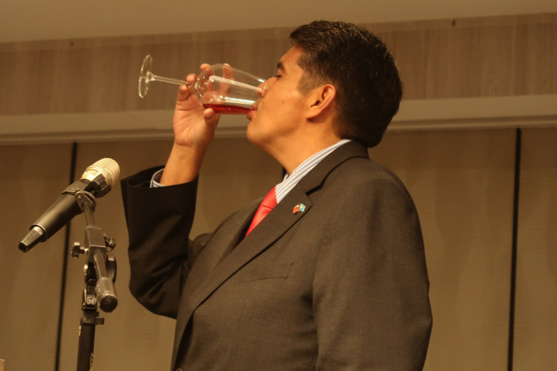 帛琉總統惠恕仁舉杯敬酒。   圖：林朝億/攝