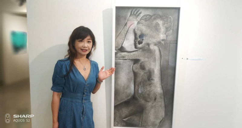 國際策展人陳美芬推介Hanna的腐蝕版畫作品。   圖：孫家銘/攝