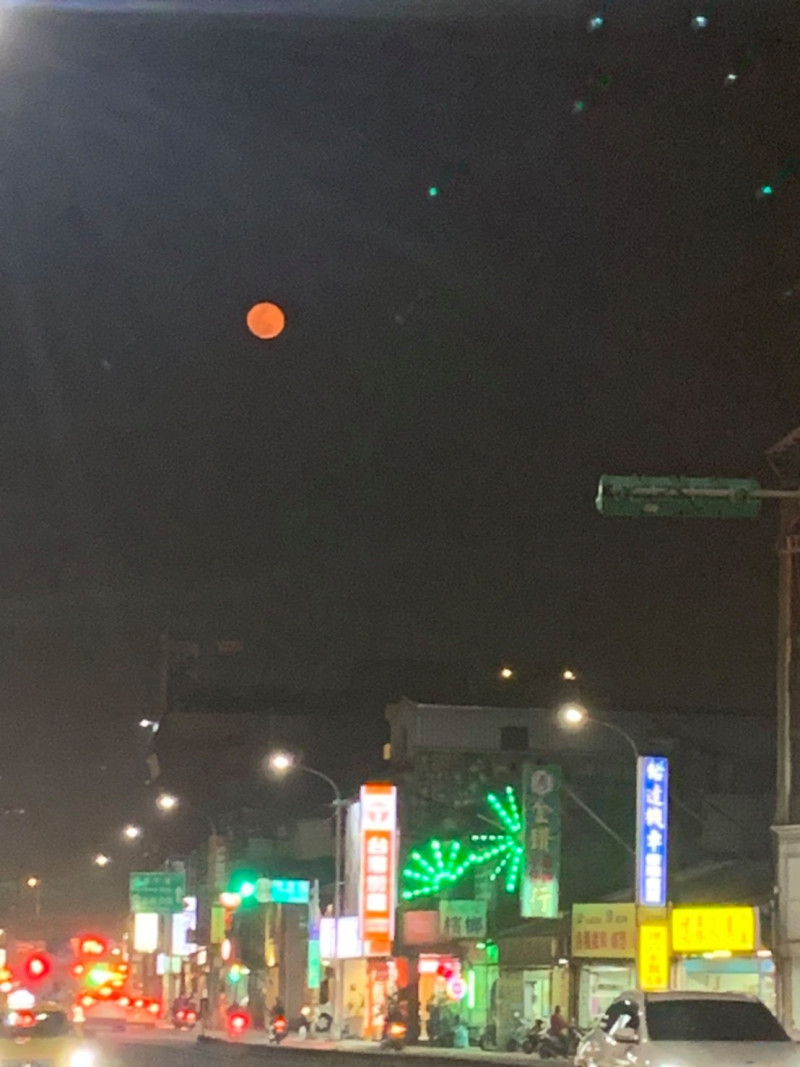 昨晚台北出現紅色月亮，氣象局與彭啟明皆解釋其成因。   圖：翻攝自彭啟明臉書