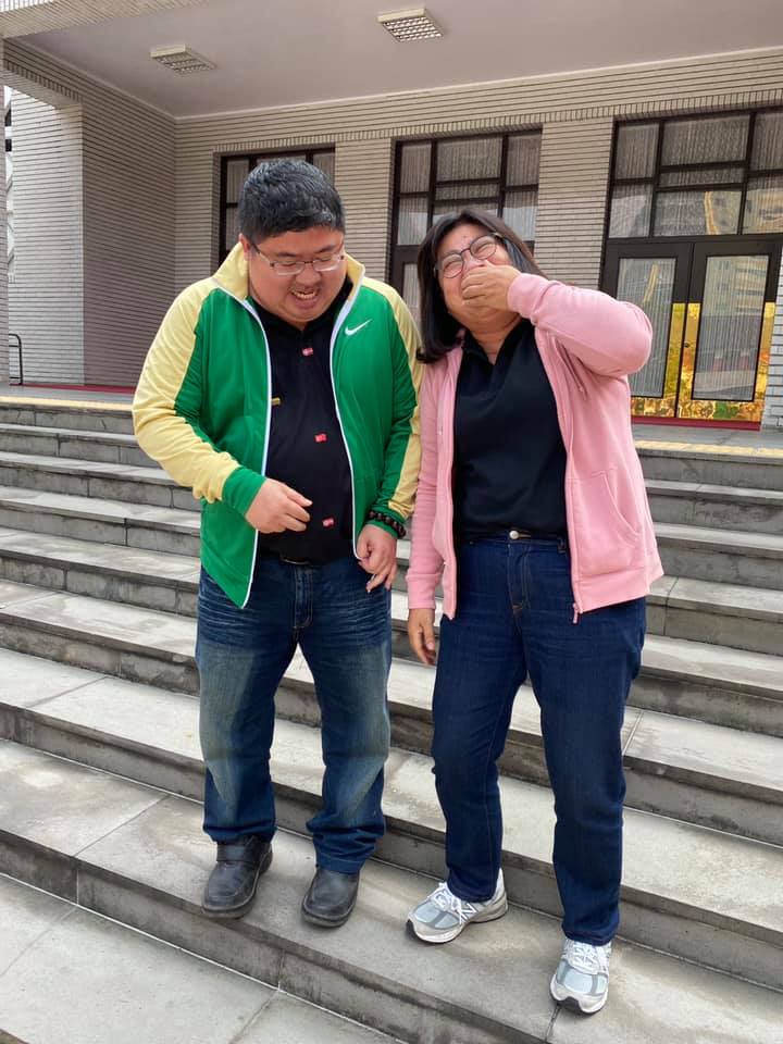 蔡易餘與王美惠穿上Nike外套，卻發現不合身，拉不上拉鍊。   圖：擷取自王美惠臉書