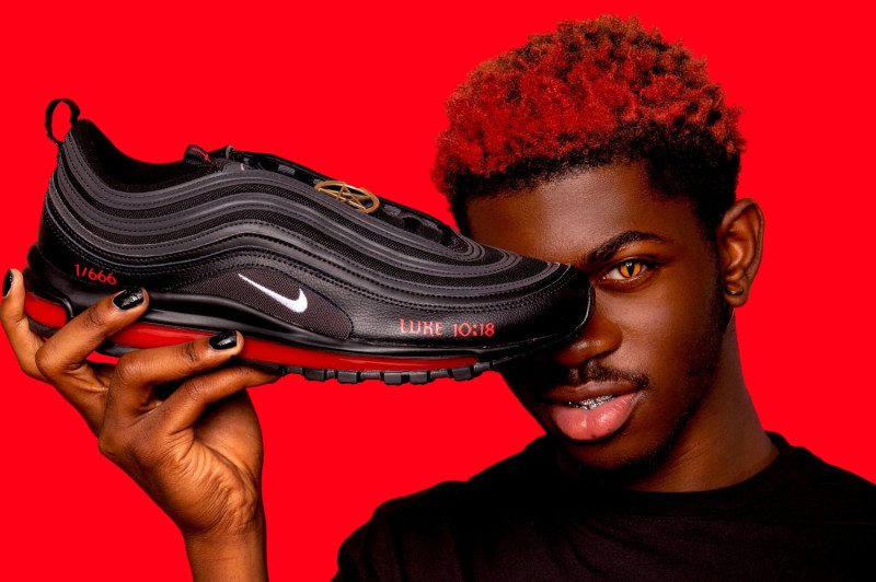 美國街頭潮牌MSCHF日前在未經授權的情況下，擅自以改造運動品牌大廠Nike鞋款，更以加入少量人血作為噱頭，推出一款「撒旦鞋」。   圖：翻攝自MSCHF