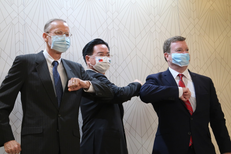 AIT處長酈英傑、外交部長吳釗燮及美國帛琉大使倪約翰（由左至右）   圖：林朝億/攝