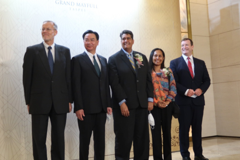 AIT處長酈英傑、外交部長吳釗燮、帛琉總統惠恕仁伉儷及美國帛琉大使倪約翰（由左至右）。   圖：林朝億／攝