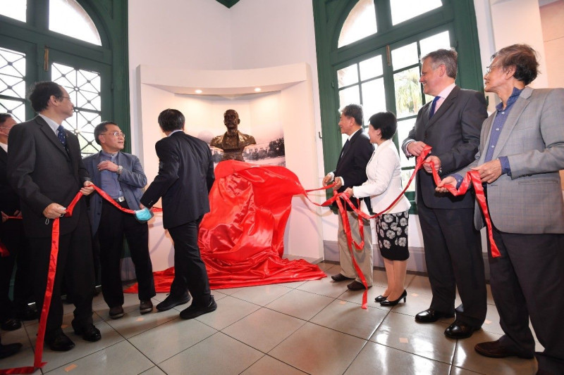 台灣自來水之父巴爾頓銅像恢復揭幕儀式。   圖：北市府提供