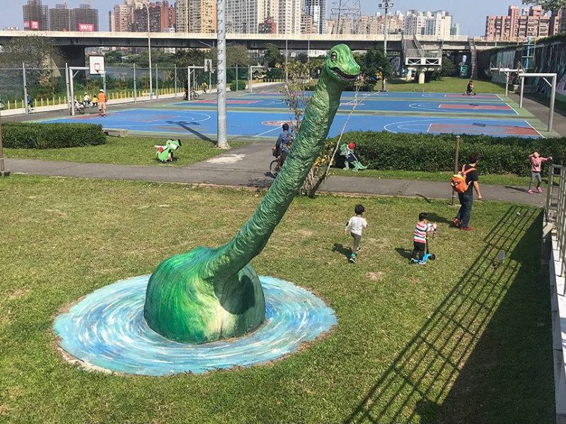 中和河濱公園的恐龍園區深受大小朋友歡迎。   圖：新北市觀旅局提供