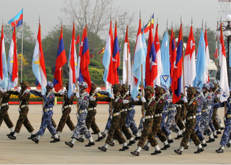 緬甸軍政府在27日軍人節這天舉行緬甸武裝部隊成立76週年的閱兵式，整場典禮共有約八千名軍人參與，展示了許多軍事裝備及直升機。   圖：翻攝自俄羅斯國防部官網