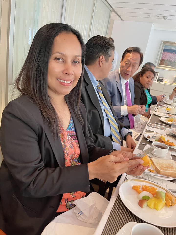 鴻海集團創辦人郭台銘今（30）天上午和帛琉總統惠恕仁伉儷共用早餐。   圖：擷自郭台銘臉書