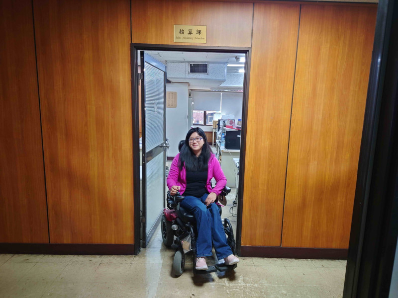 透過職務再設計提供電動輪椅，何欣茹可在辦公區域可自由移動。   圖：新北市勞工局提供