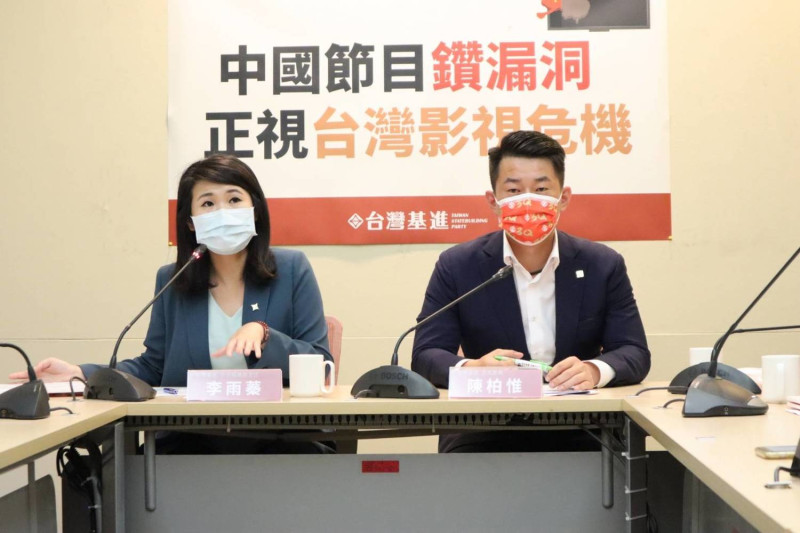 陳柏惟今舉行「中國節目鑽漏洞  正視台灣影視危機」記者會，會後接受媒體訪問。   圖：台灣基進提供