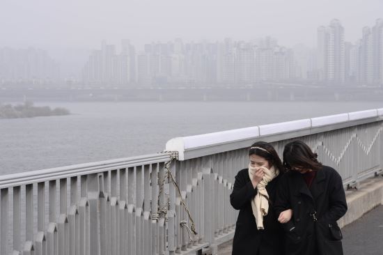 南韓民眾受不了來自中國的沙塵暴，以衣物遮壁口、鼻。   圖 : 翻攝自人民網 / 韓國頻道