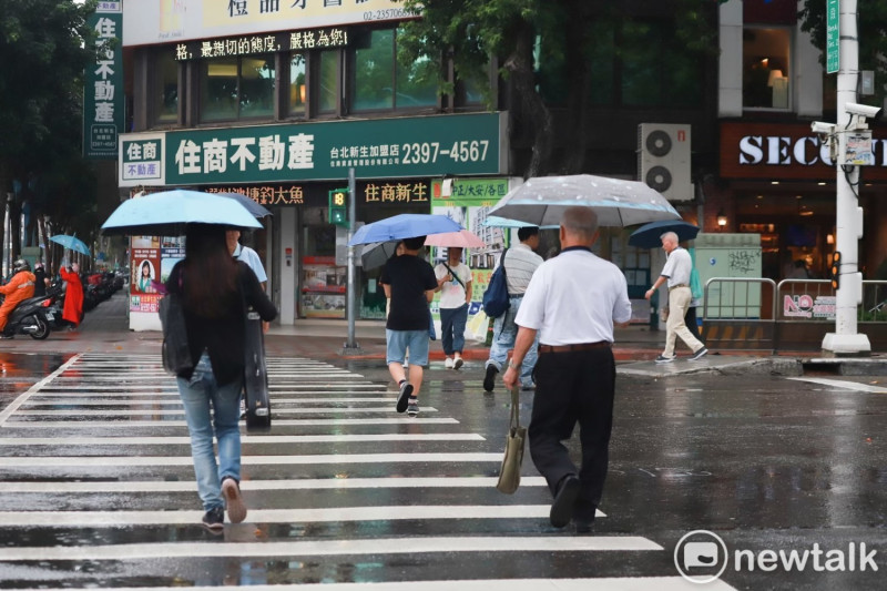氣象專家賴忠瑋表示，週日起將會有中國南方水氣及鋒面靠近台灣，可望帶來降雨。   圖：葉宜哲/攝（資料照）。