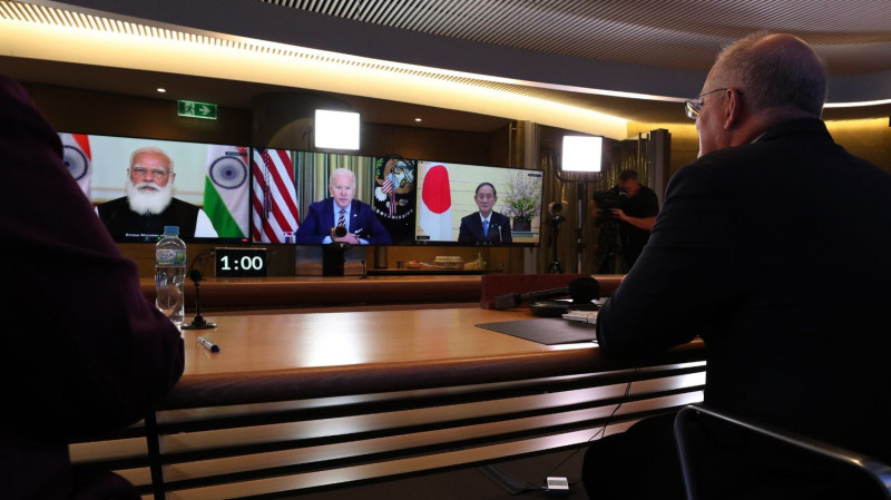 澳洲總理莫里森（右）上月中旬與印度總理莫迪（螢幕左起）、美國總統拜登、日本首相菅義偉參與「四方安全對話」峰會，討論區域安全。   圖：翻攝自莫里森推特