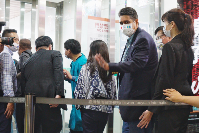 帛琉總統恕惠仁伉儷，與前往帛琉旅遊的旅客一起接受PCR採檢。   圖：張良一/攝