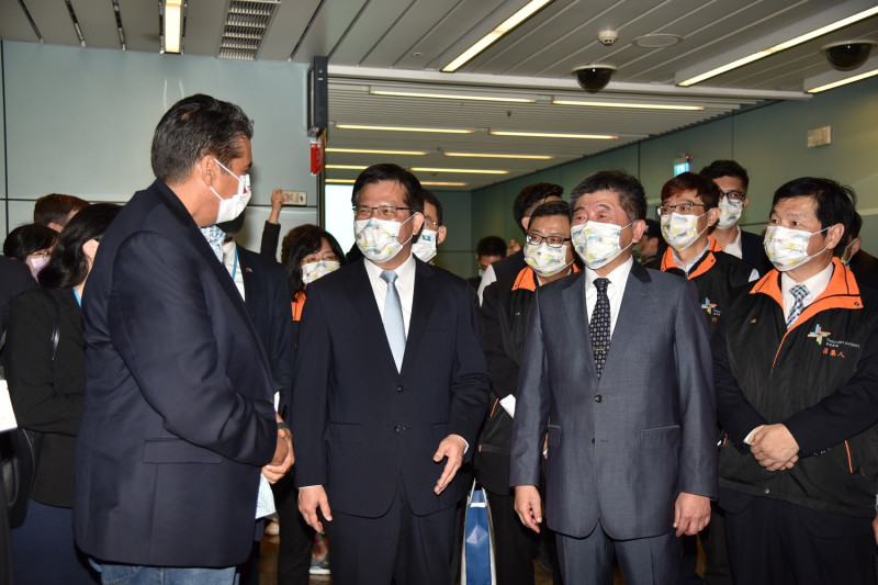林佳龍部長向帛琉總統惠恕仁說明旅遊泡泡防疫措施。   圖：交通部/提供