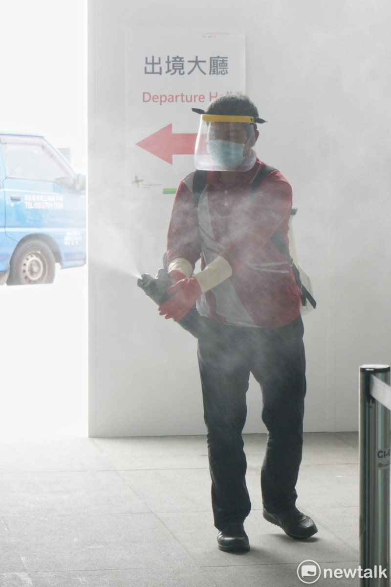 機場清潔人員在帛琉旅遊首發團完成PCR檢測後，立刻在遊客等候區進行消毒。   圖：張良一/攝