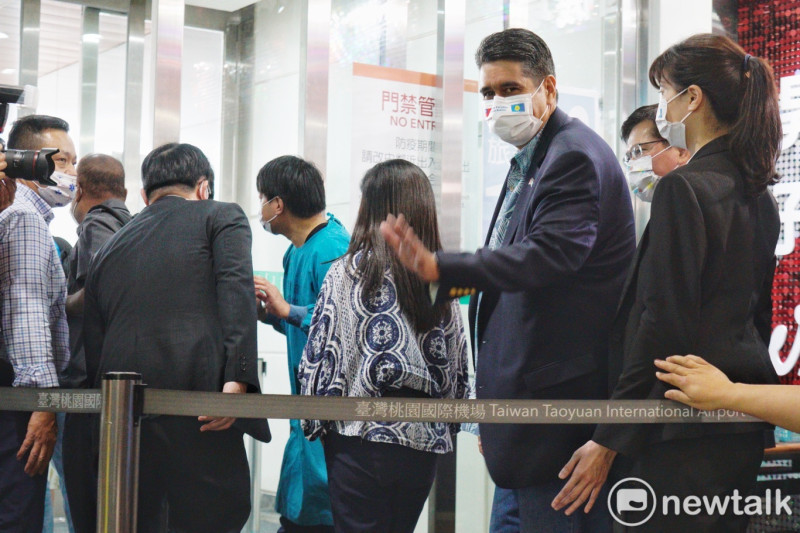 來訪的帛琉總統恕惠仁伉儷和台灣遊客一起排隊進行PCR檢測。   圖：張良一/攝