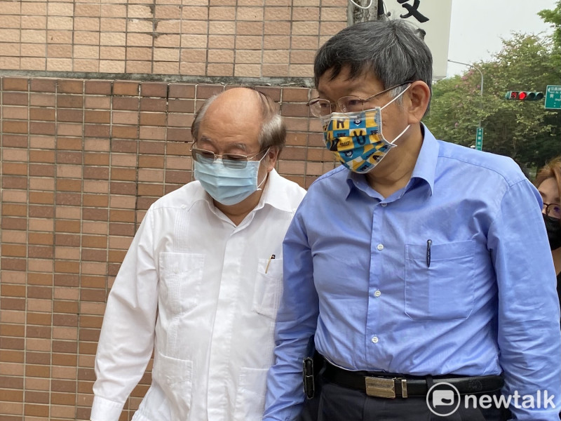 台北市長柯文哲前往弔唁考試院前院長許水德。   圖：周煊惠 / 攝