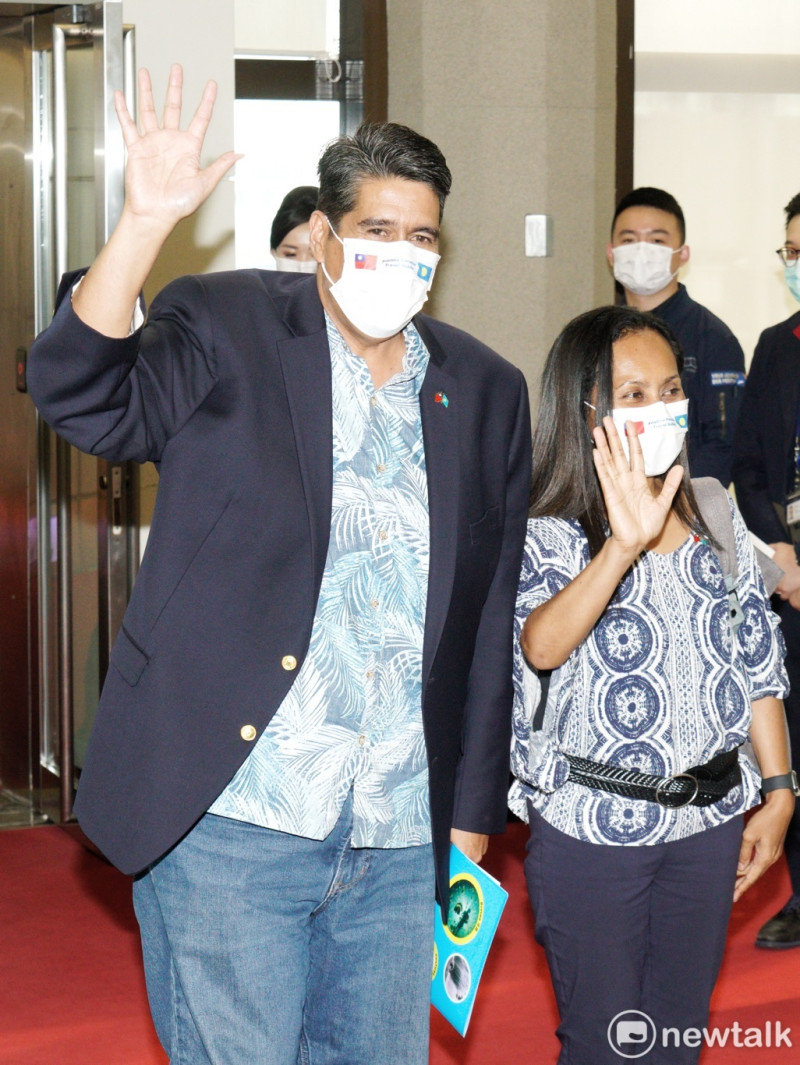 帛琉總統恕惠仁伉儷與台灣的帛琉旅遊泡泡首發團團員一起搭機回去帛琉。   圖：張良一/攝