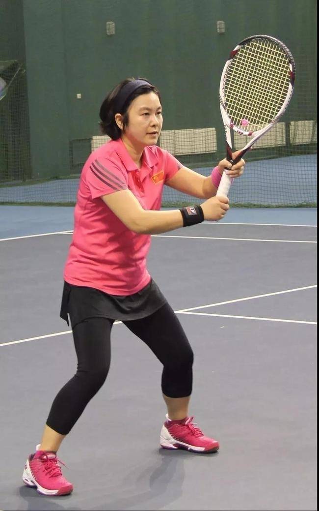 近日有中國網友挖出華春瑩過去打網球全身「洋貨」的照片，被質疑「嘴上說一套，身體卻很誠實」。   圖：翻攝自陳塘關推特