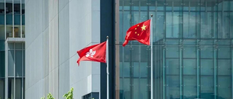 香港紫荊旗與中國五星旗。   圖 : 翻攝自環球網