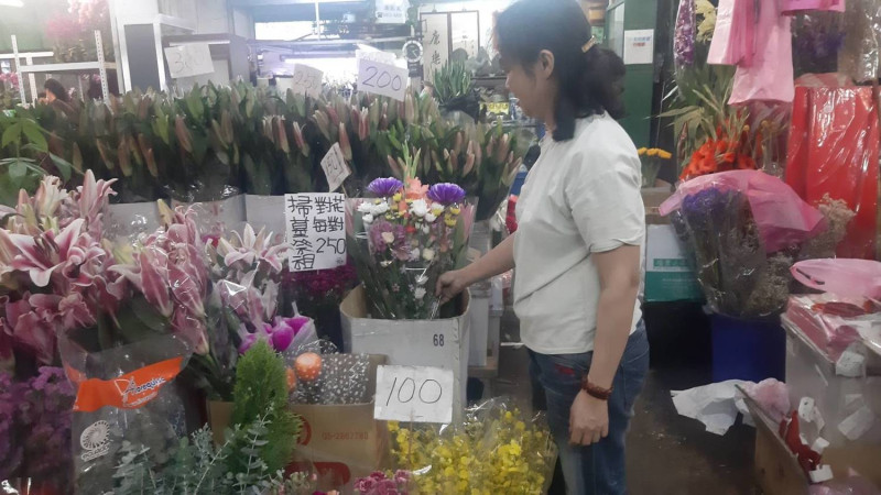 民眾到板橋花市挑選花卉。   圖：新北市農業局提供