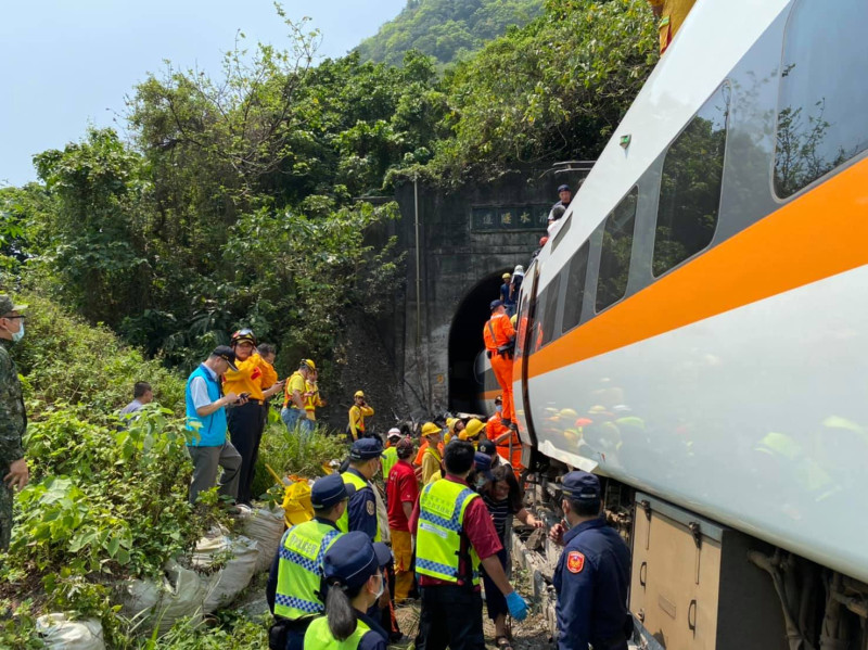 台鐵太魯閣號408車次今日發生出軌意外，協助救援的列車長表示，目前預估還有200人受困。   圖：翻攝自海巡署東部分署臉書