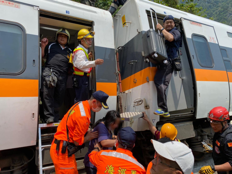 台鐵太魯閣號今日發生出軌意外，交通部長林佳龍表示，預估5天內完成鐵軌搶修。   圖：翻攝自海巡署東部分署臉書