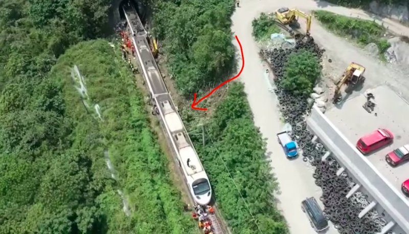 台鐵事故空拍圖可看出工程車滑落軌跡。   圖：翻攝自花蓮最速報臉書