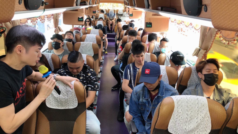 藝人們在遊覽車上誠心替今日在太魯閣號出軌意外的受難者禱告。   圖：翻攝自「藝起發光」臉書粉專