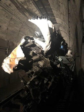 列車車頭嚴重撞擊損毀，如同廢鐵。   圖：翻攝自爆料網臉書