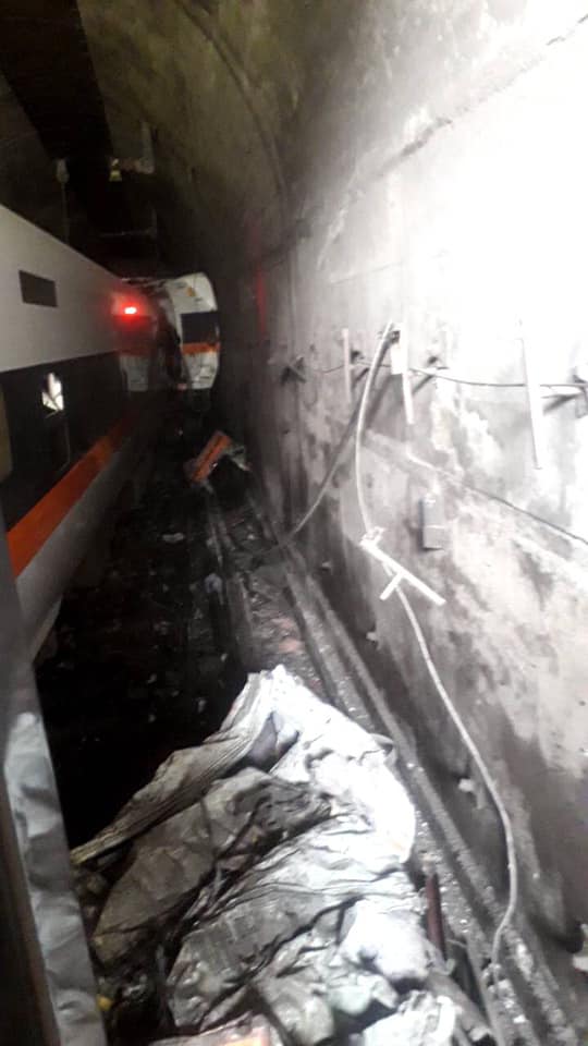 台鐵太魯閣號發生出軌意外，車廂撞擊隧道壁變形。   圖：網友提供