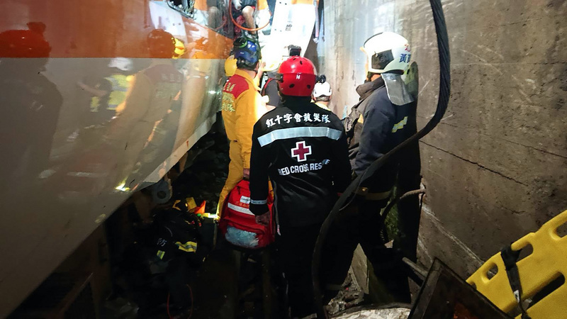 台鐵太魯閣號2日上午在花蓮大清水隧道發生出軌事故，多節車廂卡在隧道內，救援困難重重。   圖：紅十字會提供