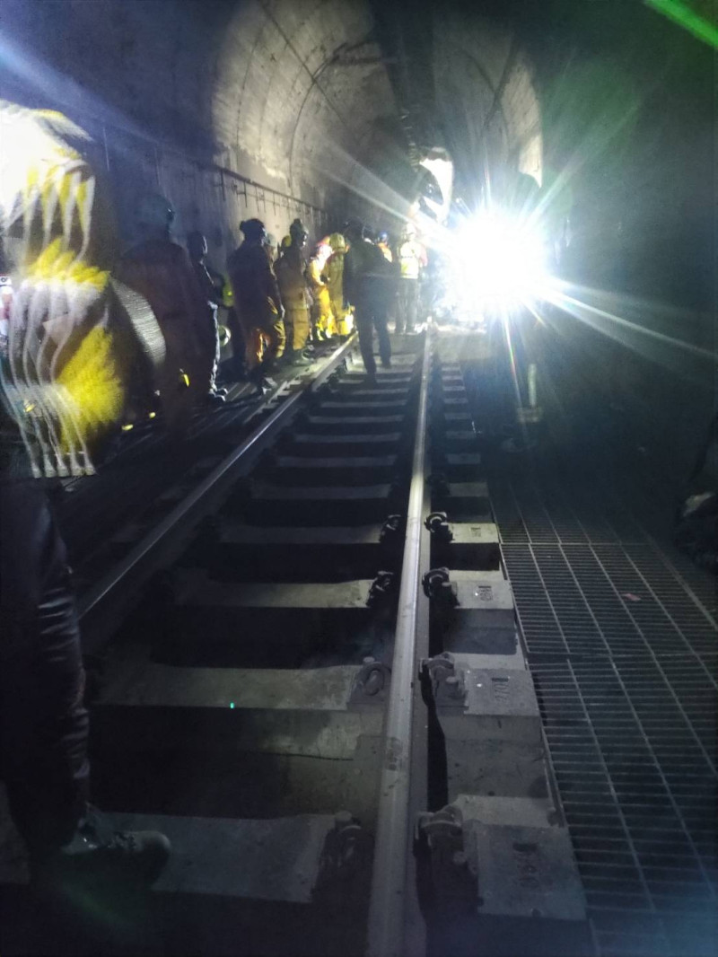 台鐵太魯閣號408次列車在花蓮清水隧道發生重大意外，造成50人死亡、200人受傷的慘劇。   圖 : 紅十字會提供