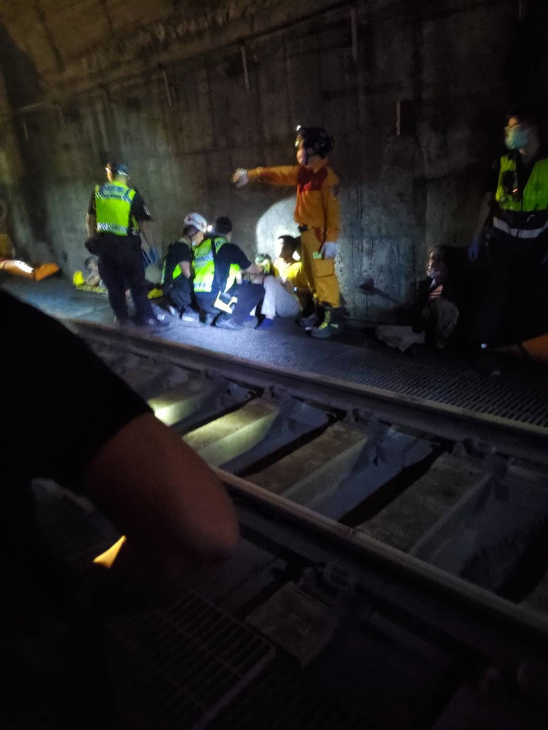台鐵408次太魯閣號列車在清水隧道發生出軌，難隊員趕緊救出倖存的傷者。   圖 : 紅十字會提供