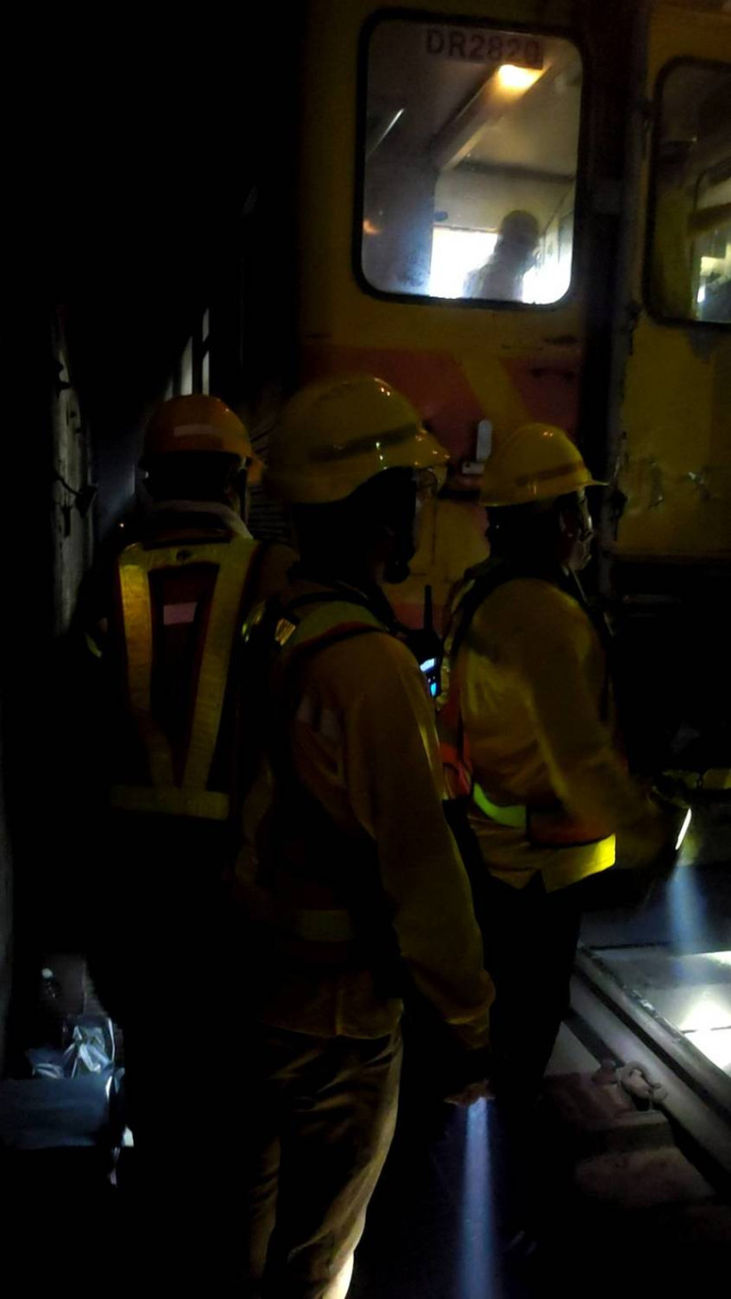 台鐵408次太魯閣號列車在清水隧道發生出軌，緊急救災隊員趕往現場，深入隧道內救援。   圖 : 紅十字會提供